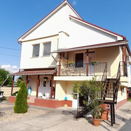 Appartement Napsugar Vendeghaz à Tiszaújváros Extérieur photo
