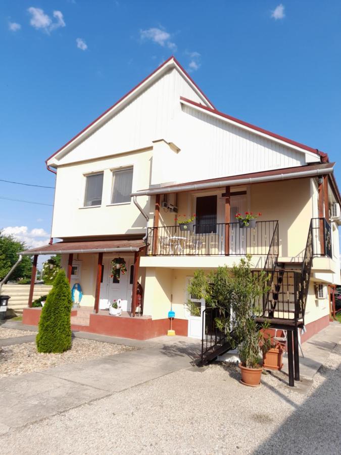 Appartement Napsugar Vendeghaz à Tiszaújváros Extérieur photo