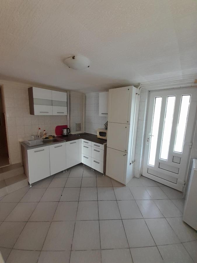 Appartement Napsugar Vendeghaz à Tiszaújváros Extérieur photo