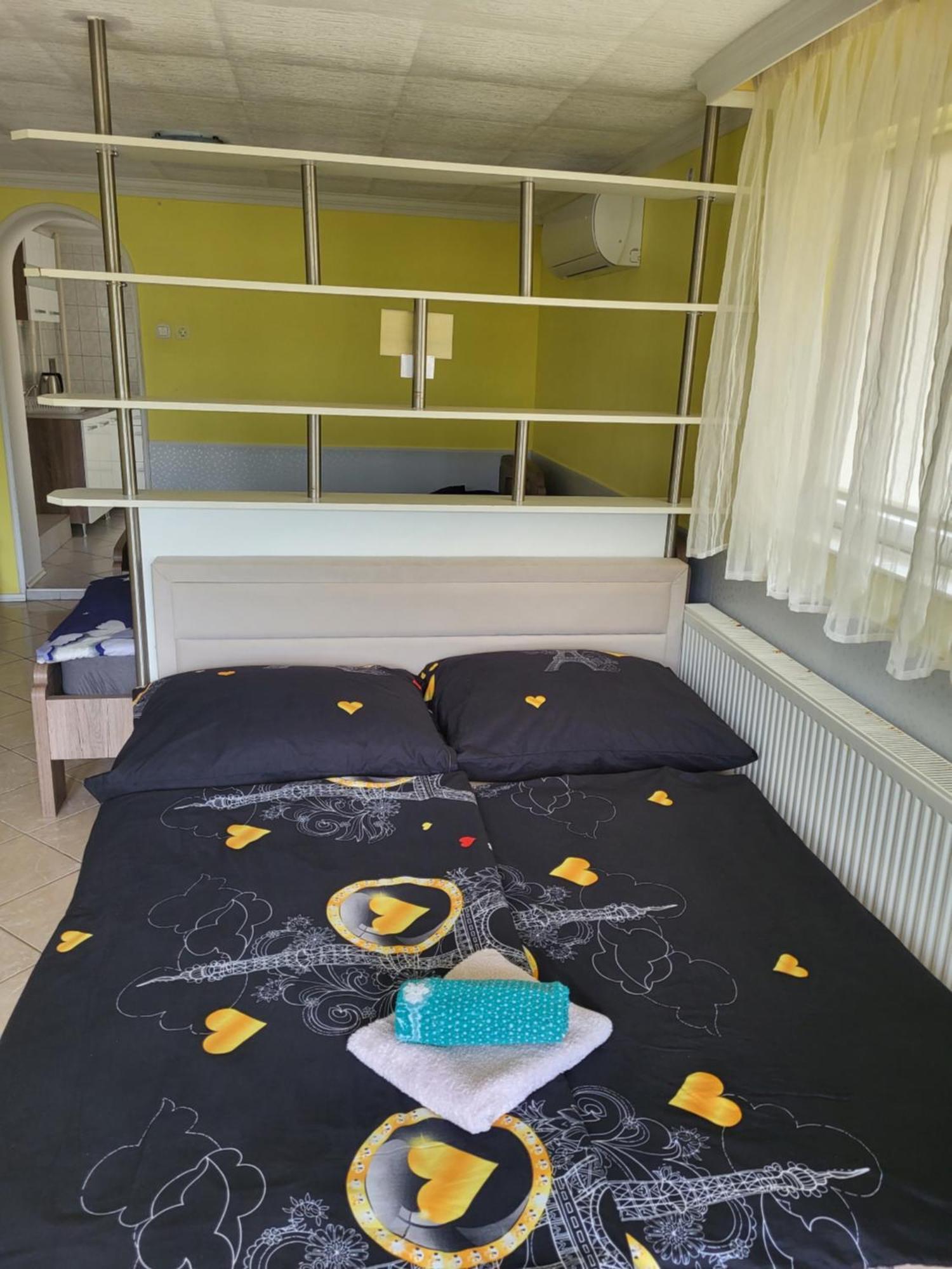Appartement Napsugar Vendeghaz à Tiszaújváros Chambre photo