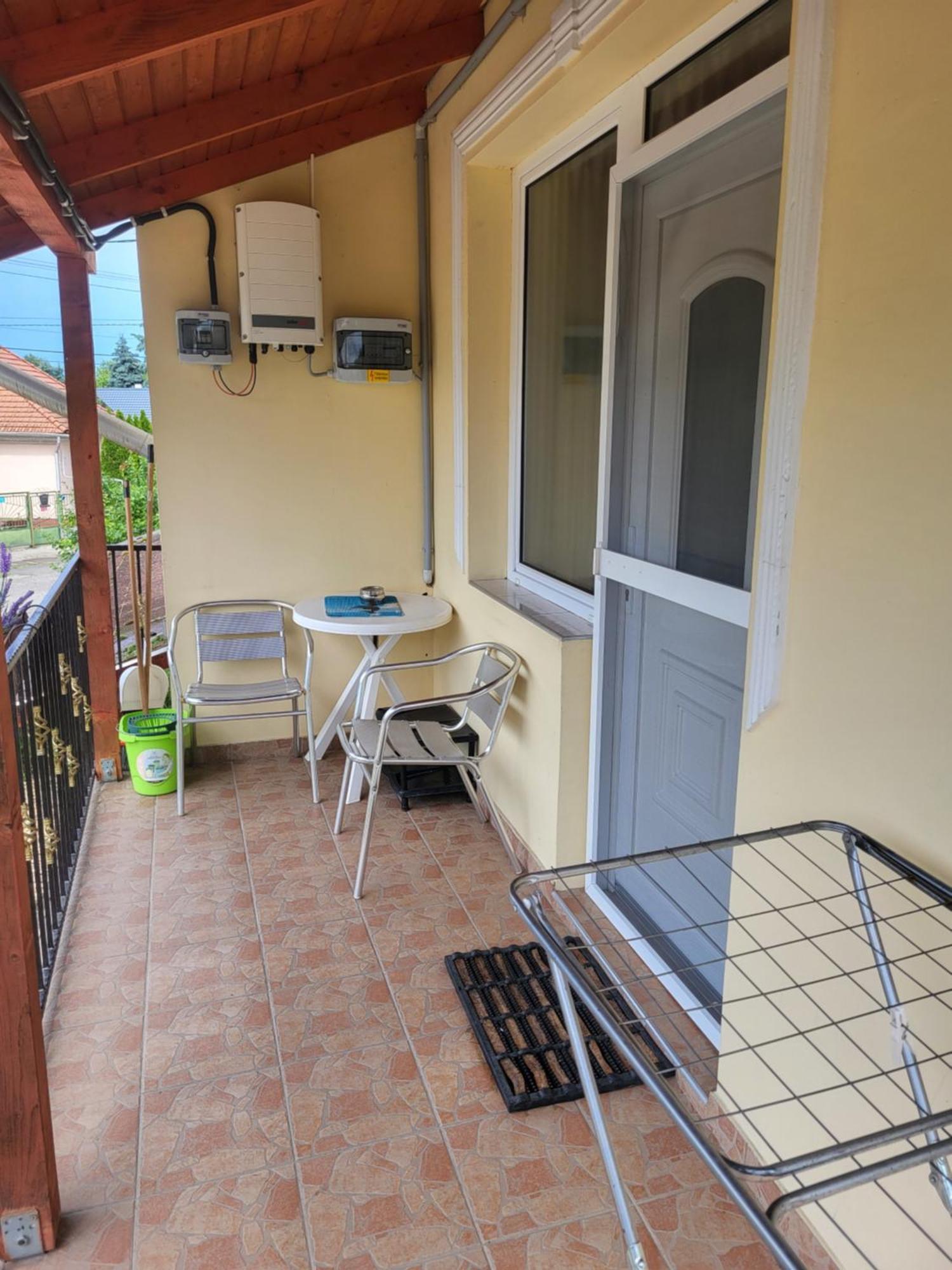 Appartement Napsugar Vendeghaz à Tiszaújváros Chambre photo