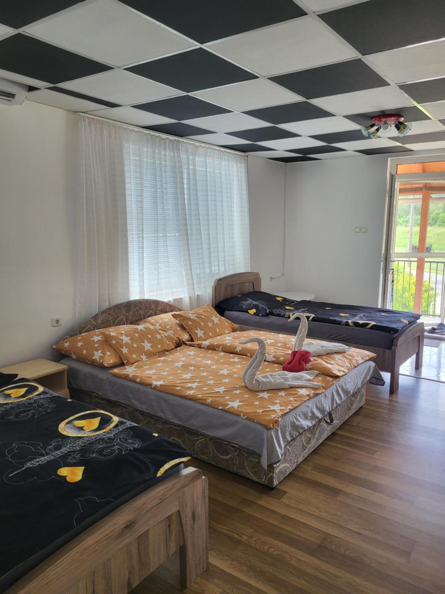 Appartement Napsugar Vendeghaz à Tiszaújváros Extérieur photo