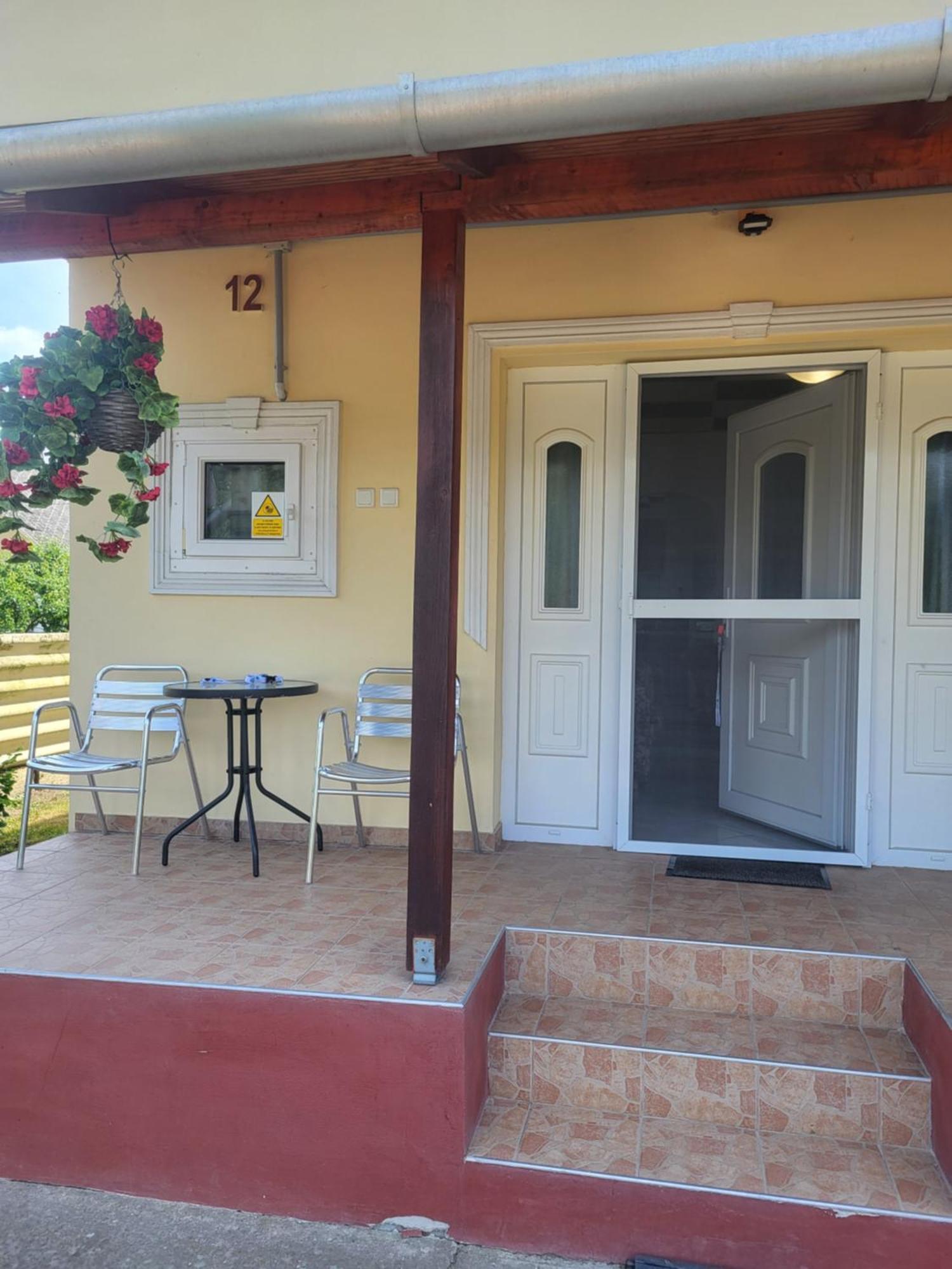 Appartement Napsugar Vendeghaz à Tiszaújváros Chambre photo